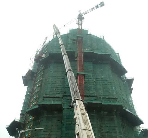 石门吊车在工地上作业